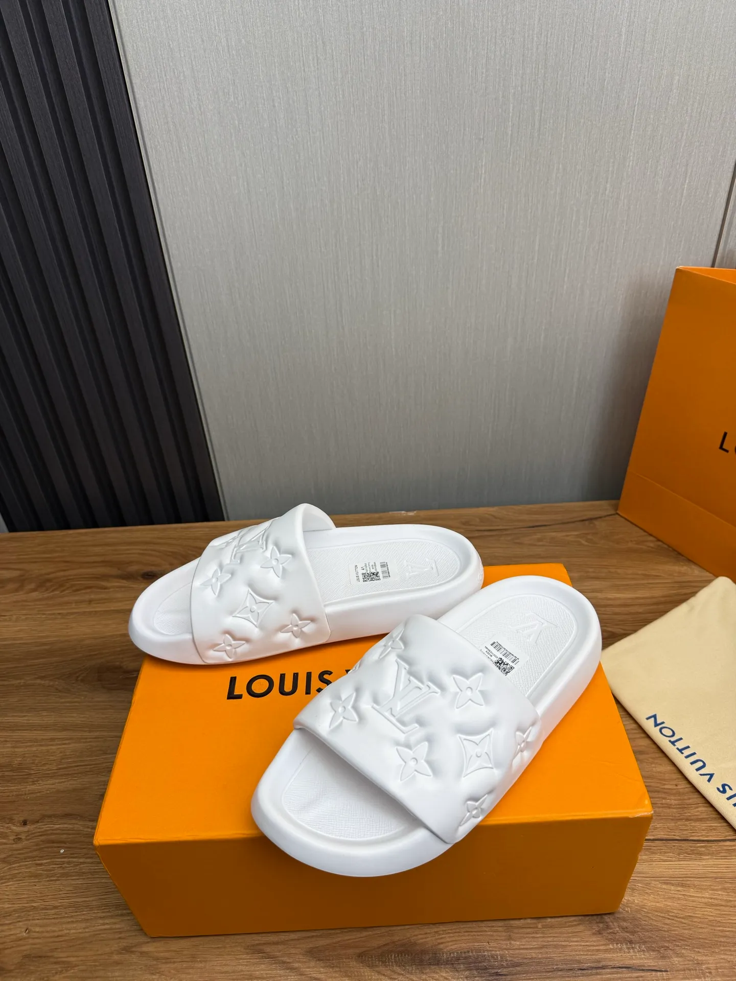 Men's shoes 💰260💰 ▪️LV's popular Little Red Book popular slippers hot sale: 1 shipment✅ Super textured and comfortable slippers, original TPU outsole. Authentic counter box drawer box packaging 🎁Size 38-45